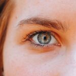 ドライアイの症状チェックのために、眼科医による視診や検査を受けている患者の目の様子