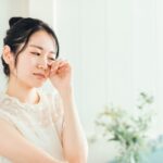 アレルギー性結膜炎の症状を特定し、適切な治療法や予防策を決定するために、医師による診察や相談を受けている女性の様子