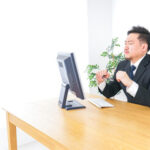 目のかすみの原因やドライアイとの関係を特定し、適切な対策を決定するために、医師による診察や相談を受ける男性の様子