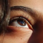麦粒腫（ものもらい）の原因を特定するために、眼科でまぶたの状態を診察・検査している様子