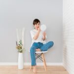 まぶたが腫れる原因（夏のものもらい）を特定し、適切な治療法を決定するために、医師による診察や相談を受けている女性の様子