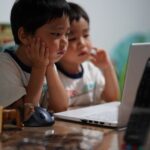 スマホ時代に子どもの目を守るための4つの習慣を決定するために、医師による診察やアドバイスを受けている子供の様子