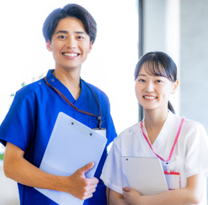 飛蚊症の原因を特定し、網膜剥離などの危険なサインがないか医師による適切な診察や相談の様子