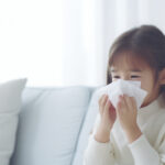 子どもの花粉症のサイン（鼻水や目の痒み）を特定し、目をこする・パチパチする原因や対策を決定するために、医師による診察や相談を受けている様子の写真