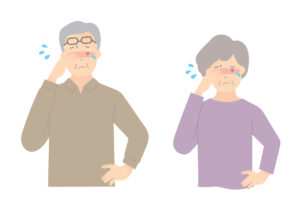 介護により外出や通院が困難な方が、花粉症による目の痒みや炎症の原因を特定し、オンライン診療等の適切な対策を決定するために、医師による診察や相談を受けている高齢者男女の様子